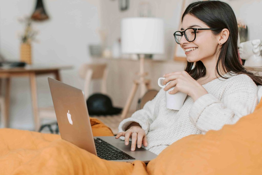 asistentes virtuales y dispositivos conectados